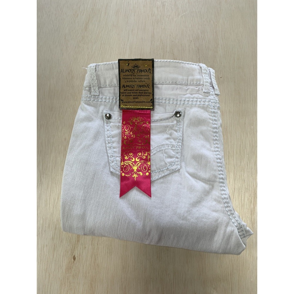 Almost Famous Women White Capris Size 17 Big Stitches Design